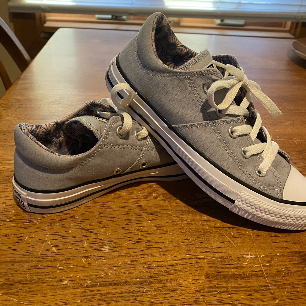 Women's Gray all star converse Size 6